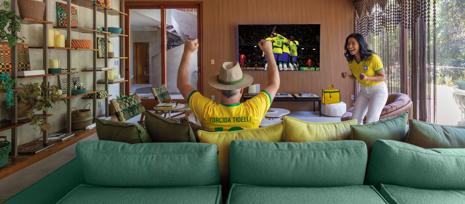 Família com a camisa da Torcida Tidelli reunida numa sala equipada pela Tidelli